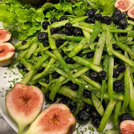Salada de aspargos verdes com figo e mirtillo