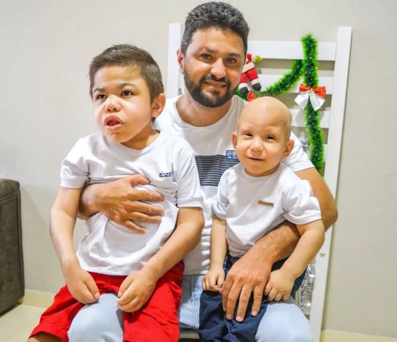 Foto dos Irm&atilde;os raros com seu pai